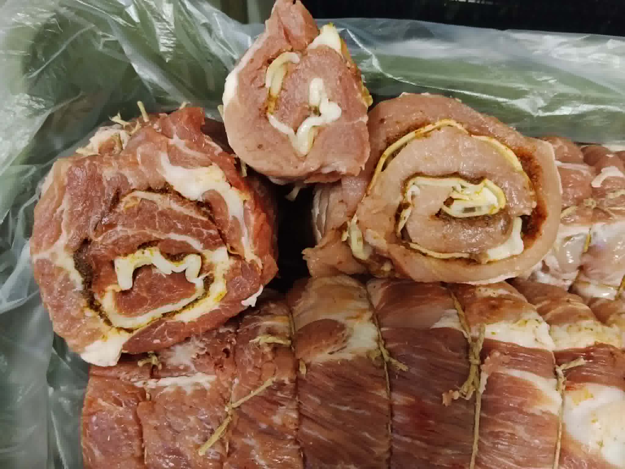  Gouda sajttal és kolozsvári szalonnával töltött göngyölt tarja (Debrődiék éléskamrája) 