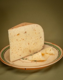 Bio érlelt félkemény sajt -diós- (Virágoskút Kft.)